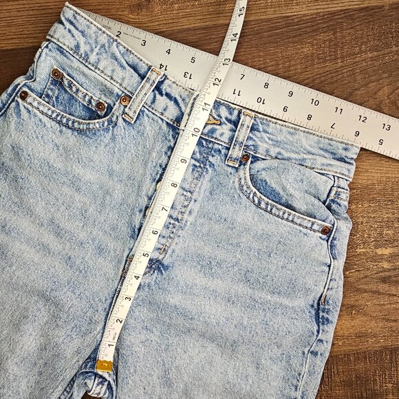 Divided H&M High Rise Button Fly Frayed Ankle Cropped Mom Jeans 2 Light Wash - Picture 4 of 9